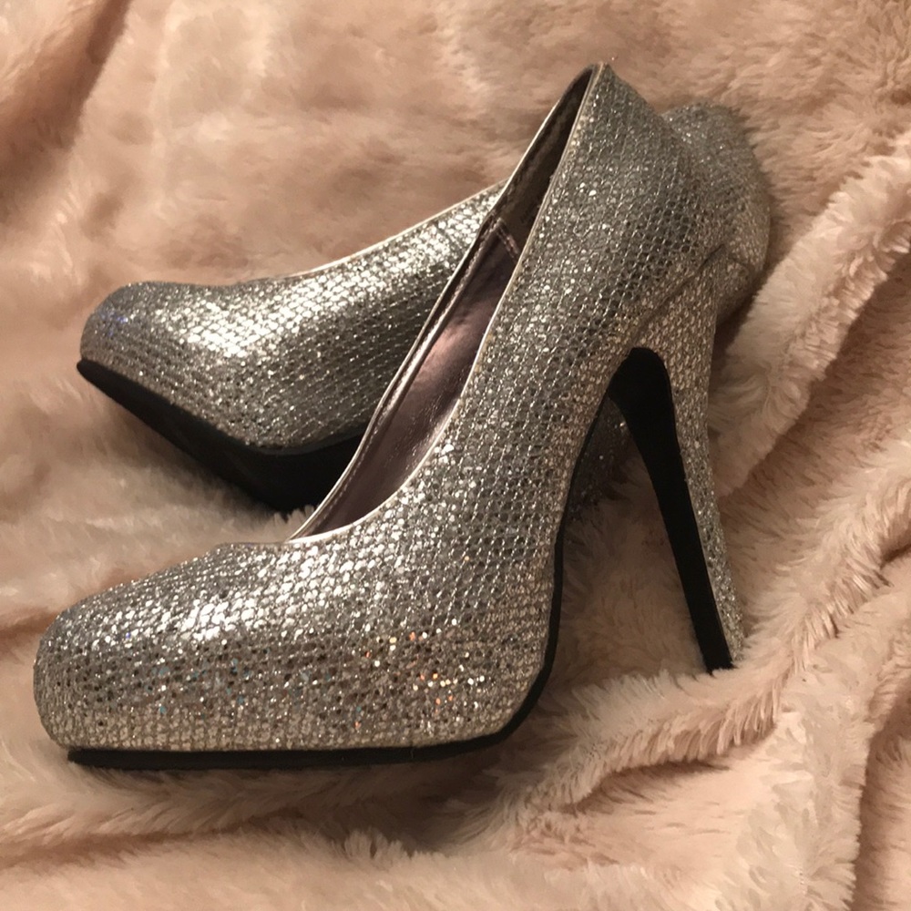 Never worn! Silver glitter “glo” heels sz. 6